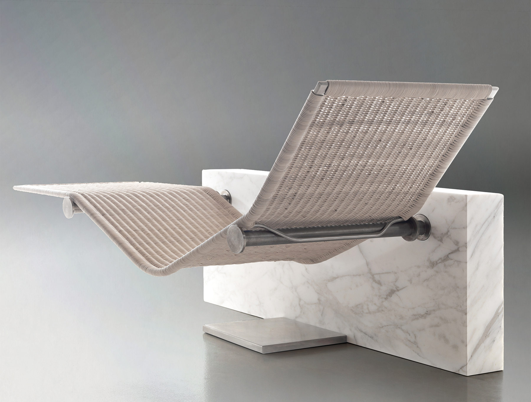 Modern Vis-A -vis Freestanding Chaise Lounge